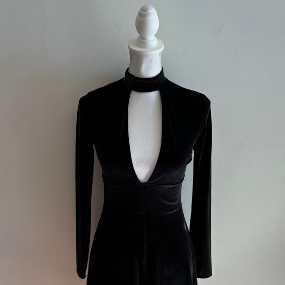 Express Women's Black Velvet Velour Plunging Neckline Long Sleeve Romper Size XS - Picture 5 of 10
